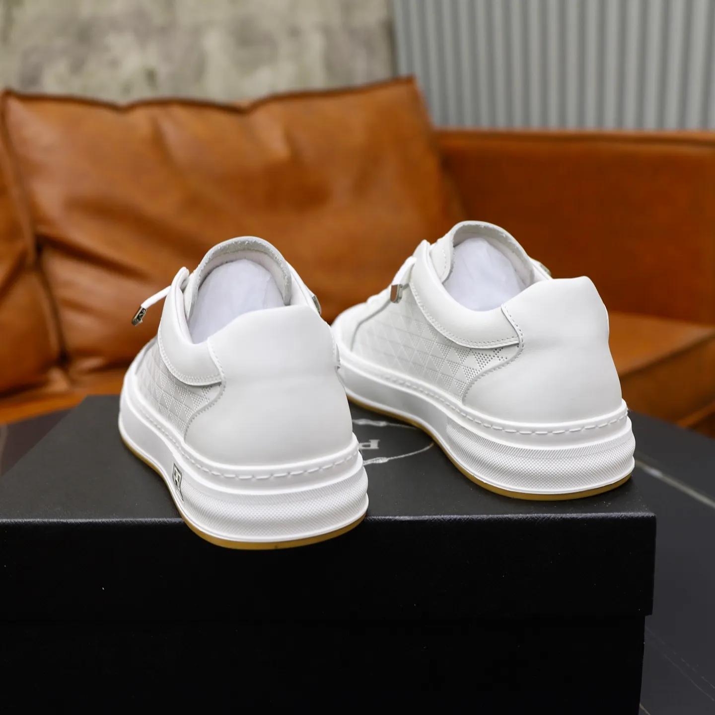 Men's shoes: 440💰🙅‍♂️🙅‍♂️🙅‍♂️ Brand: PRADA Standard code: 38–44 (45 can be customized) Level: Same as the official website Material: Original cowhide fabric Comfortable pigskin lining Lightweight and wear-resistant outsole Style category: Men's fashionable casual shoes and boots Running sneakers Distinguished luxury brand elements Top luxury Color: actual picture color